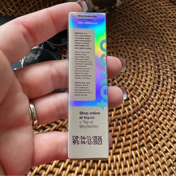 Toy Factory Nia Blend Shade 1 Serum Concealer Sealed New in Box - Picture 4 of 4